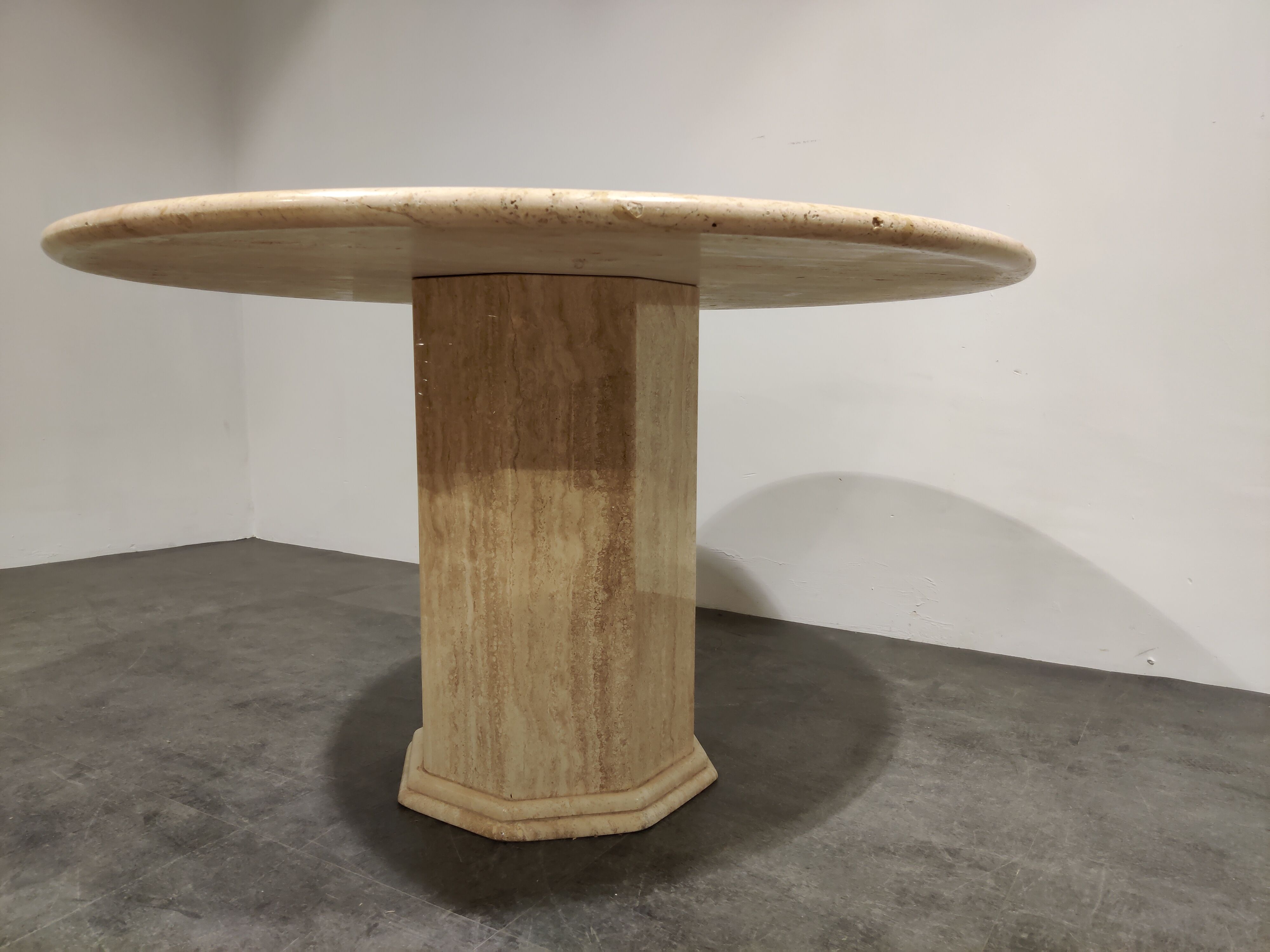 Round italian travertine dining table, 1970s