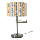 Lampe vintage recyclée — à bras pivotant, abat-jour festonné fleuri