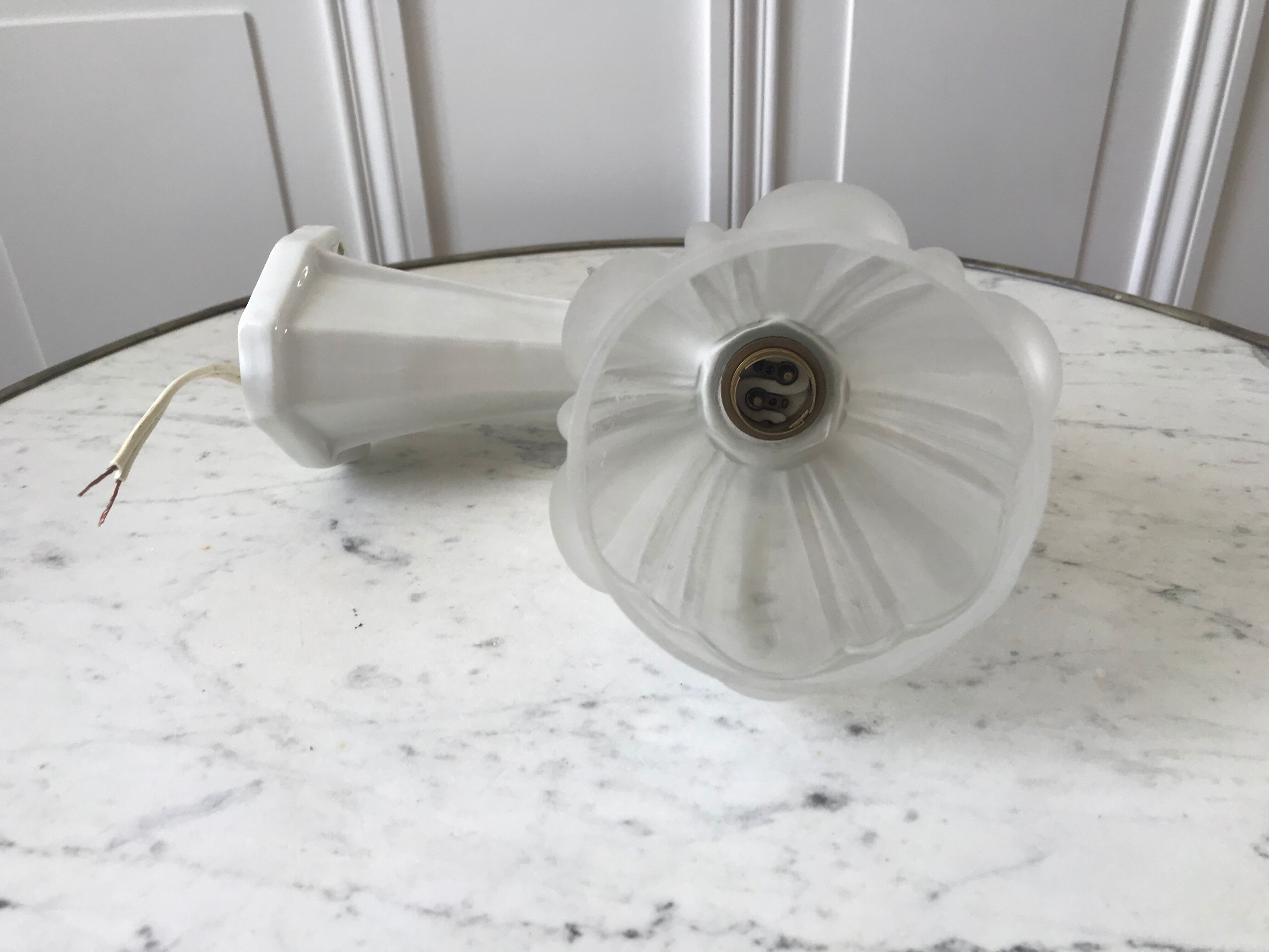 applique art déco en verre avec support en porcelaine blanc années 30