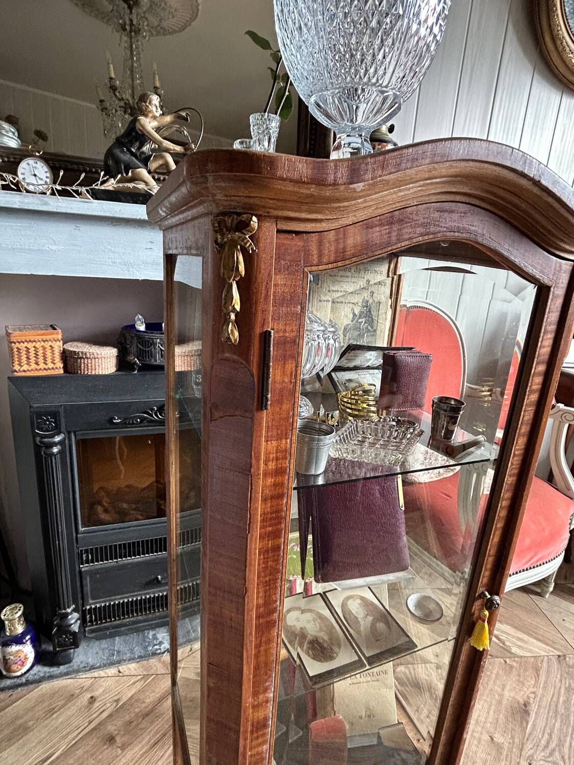 Petite vitrine Louis XVI en marqueterie