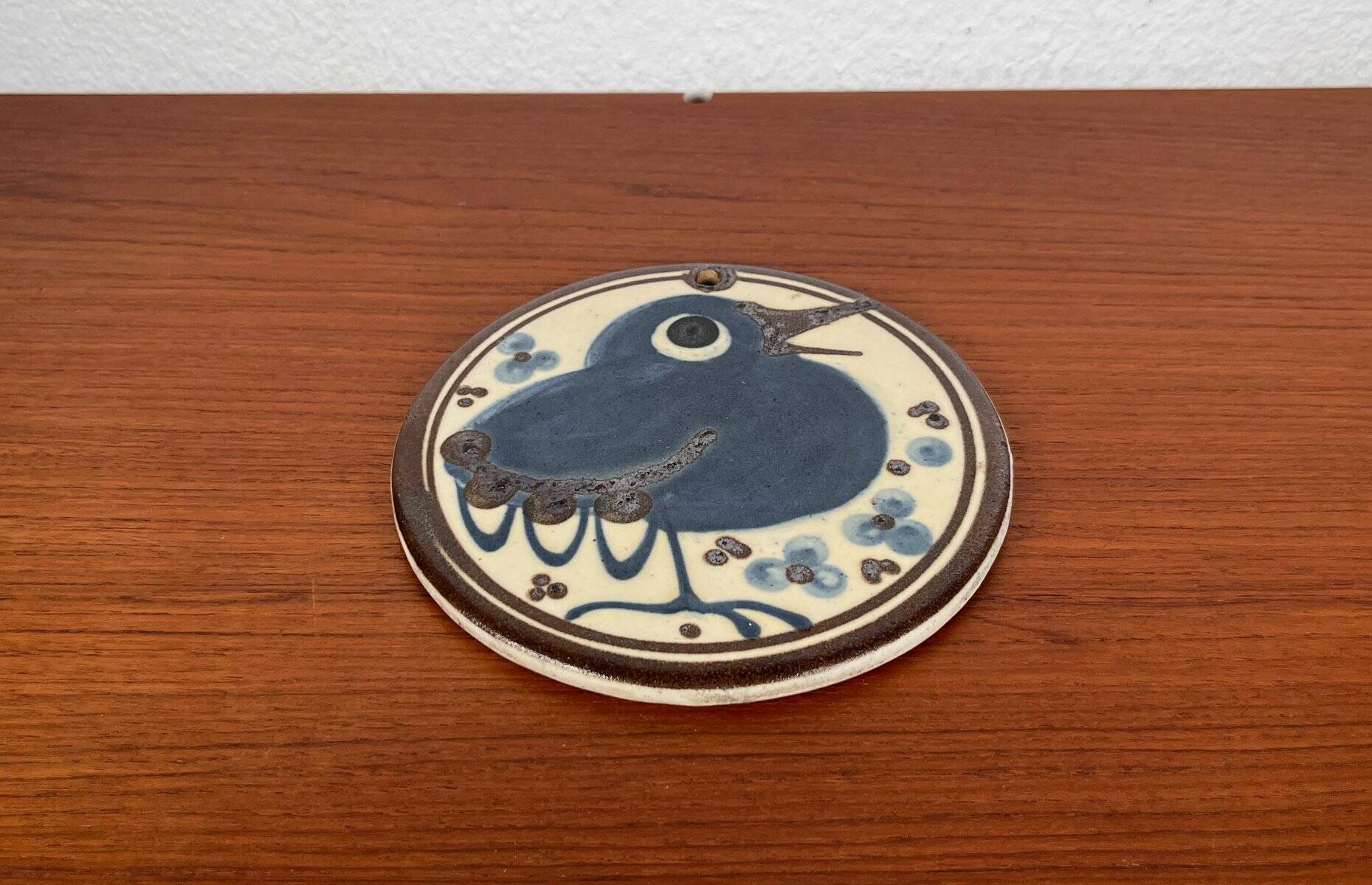 Mid-century Danish studio wall plate in pottery with bird design by Erling & Karin Heerwagen, 1976.