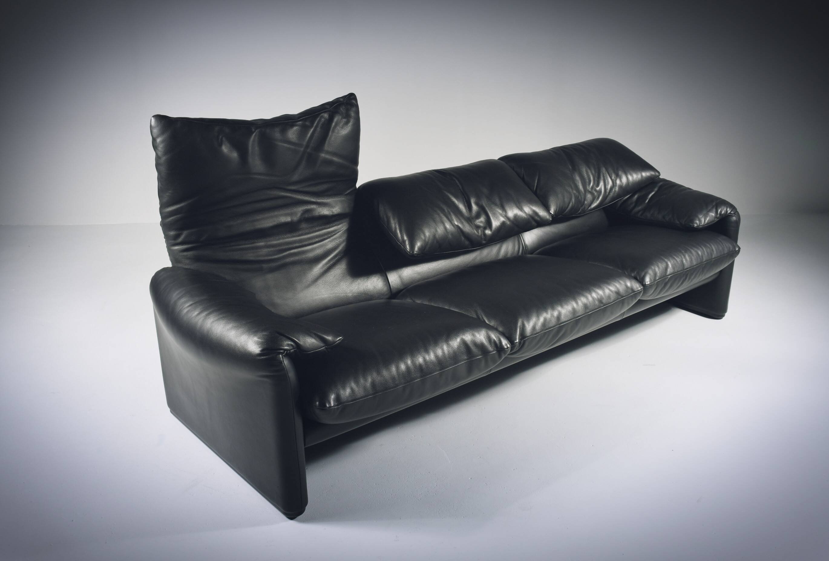 Sofa by Vico Magistretti "Maralunga" for Cassina 1973