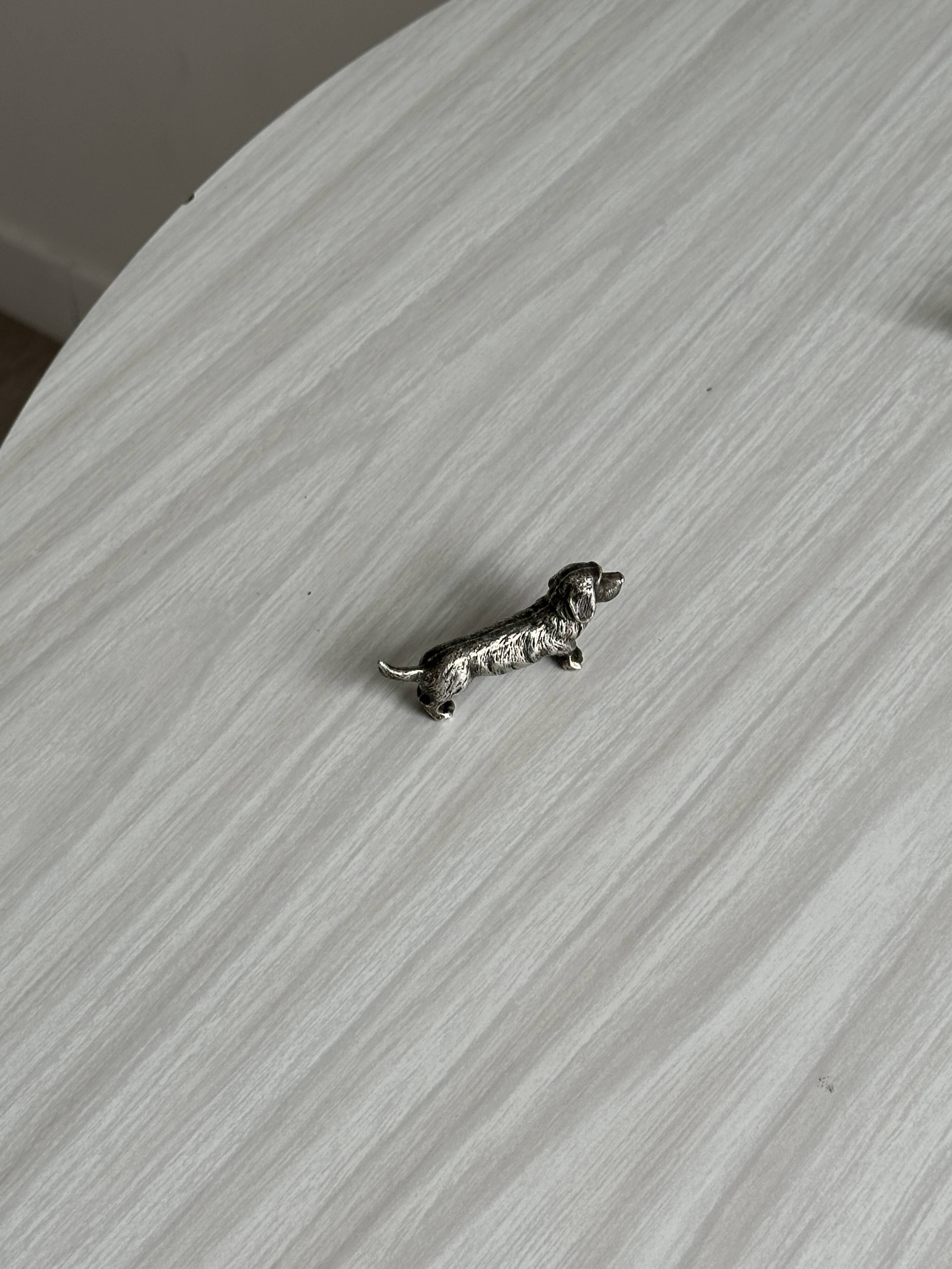 6 metal knife holders in the shape of small dogs