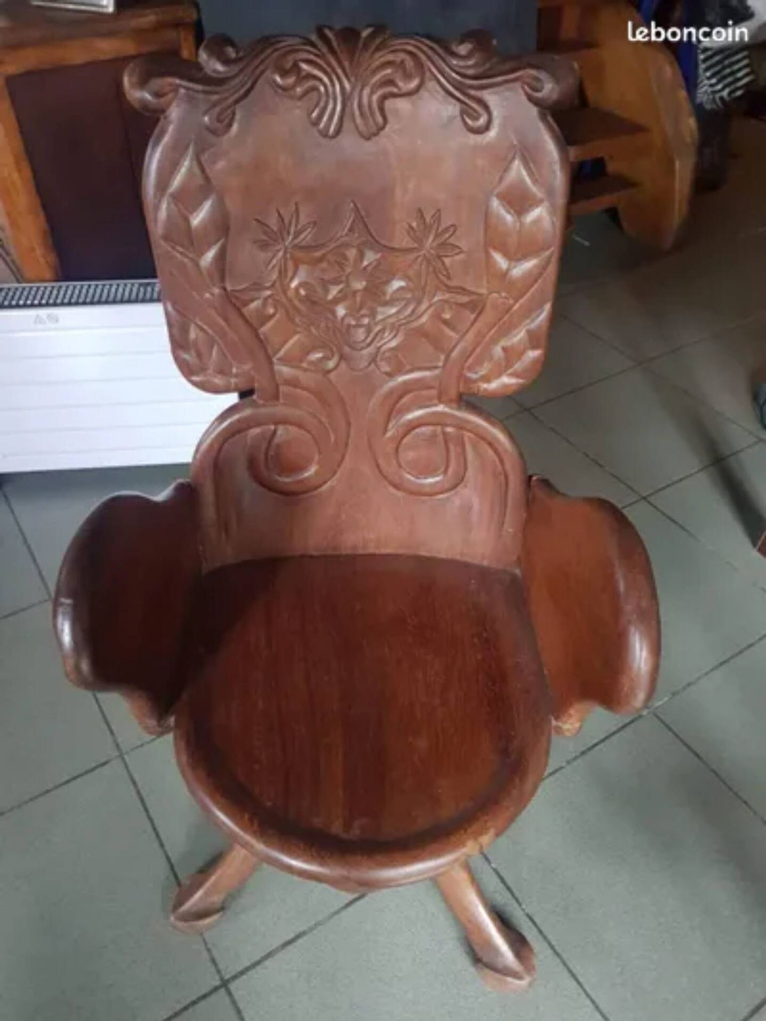 Chaises en bois plein sculpté inspiré des formes organiques par Gaudi