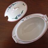 Covered sauce boat on Sarreguemines frame