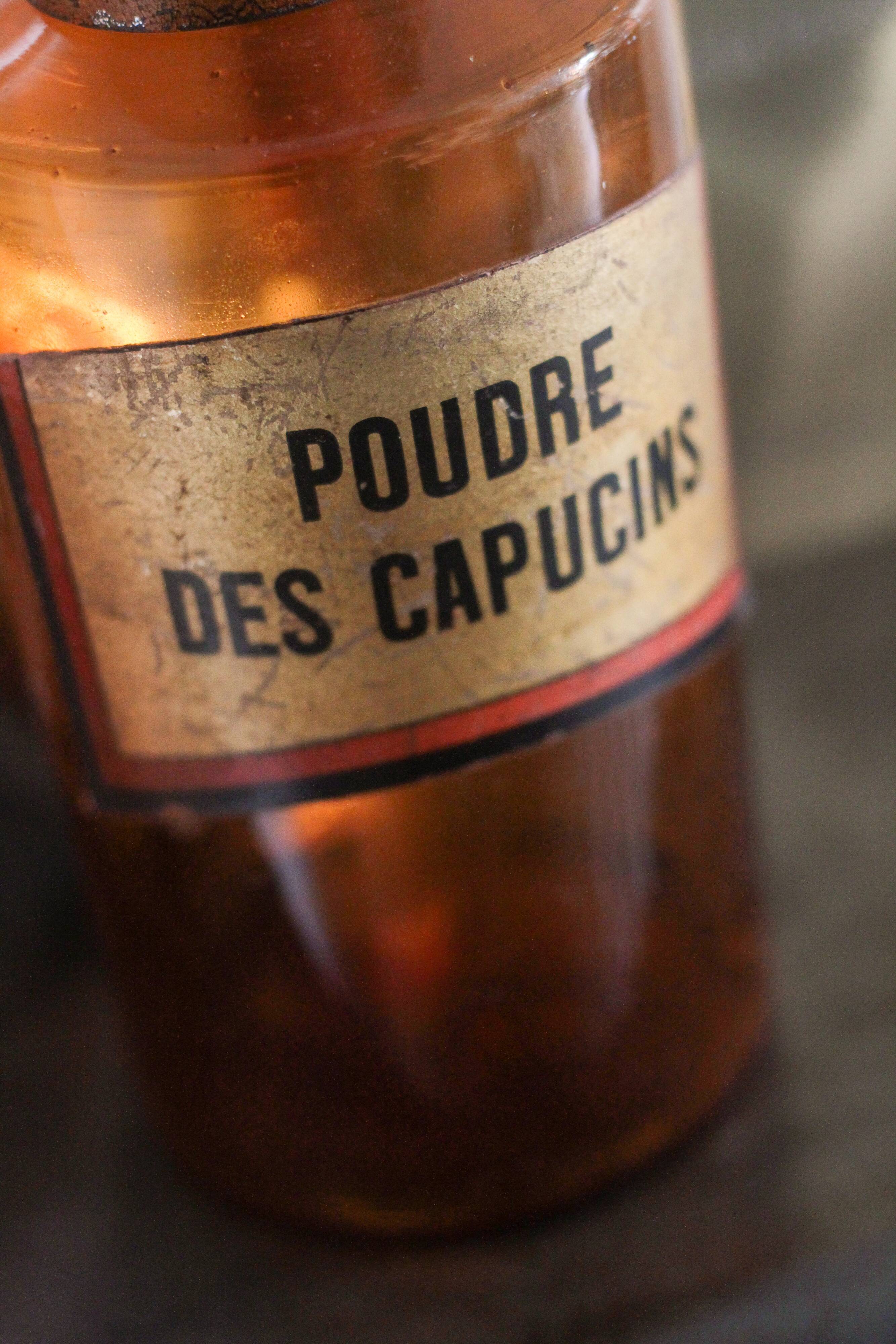 Pharmacy bottle "Poudre des capucins"