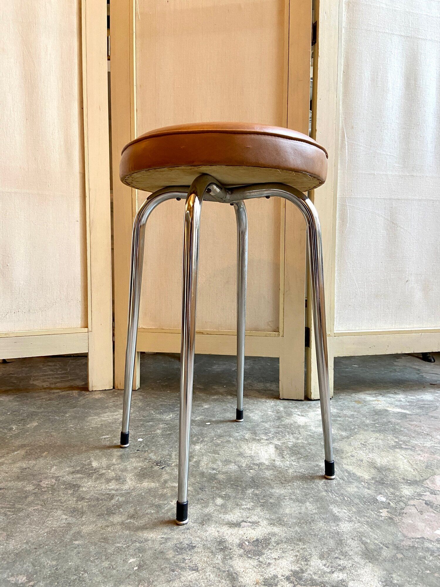 Tabouret en métal chromé et skaï fauve années 1950
