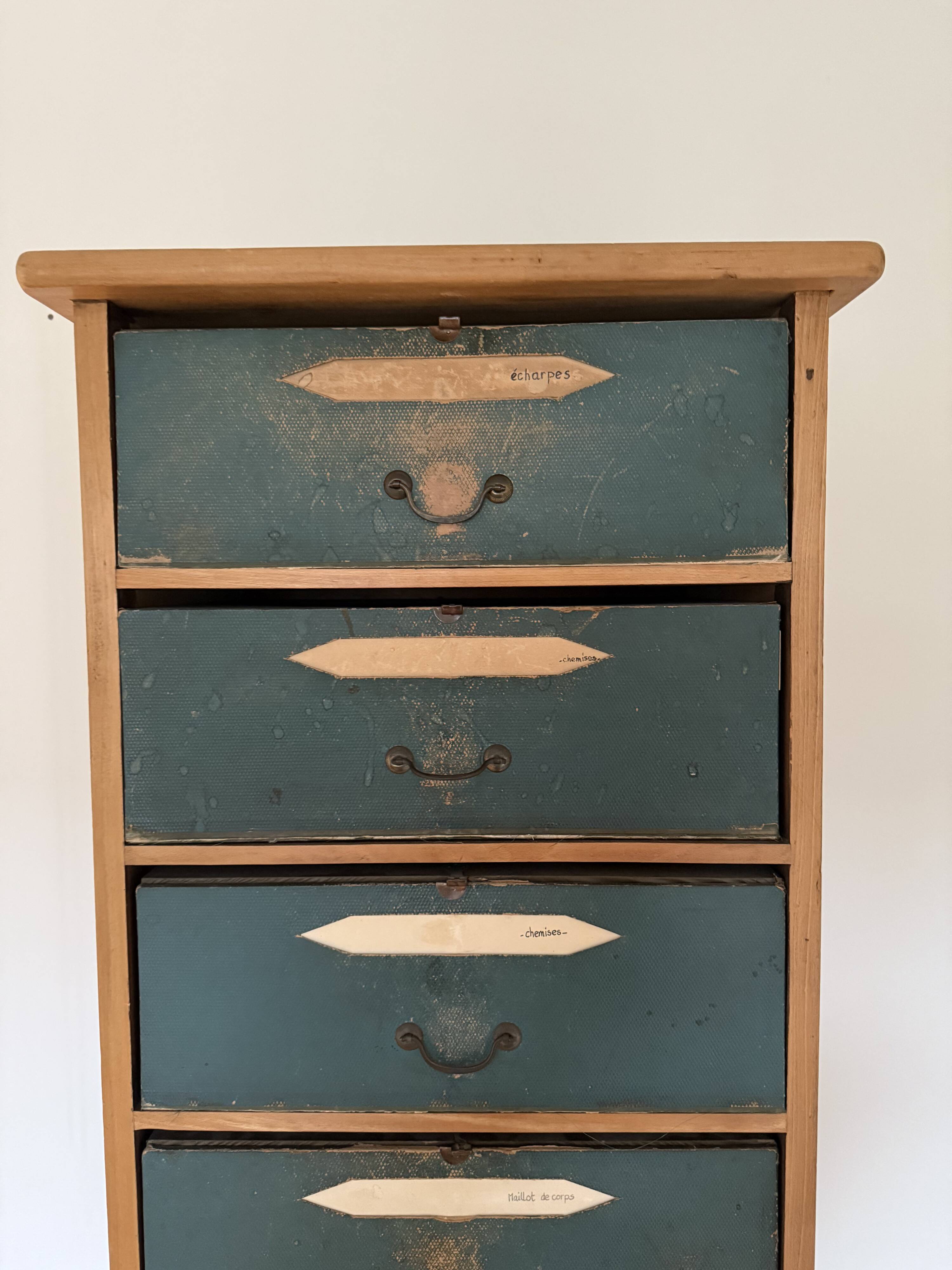 Notary desk with blue flaps, also known as a card index.