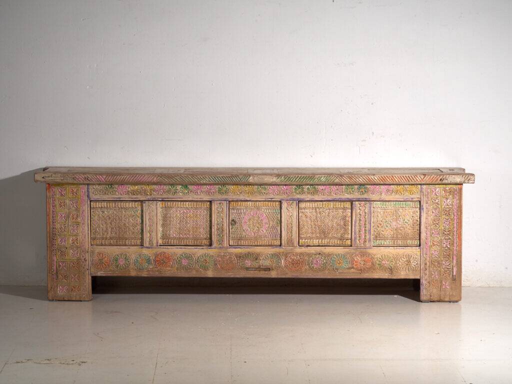 Polychrome carved antique buffet in pine – Xinjiang, circa 1900