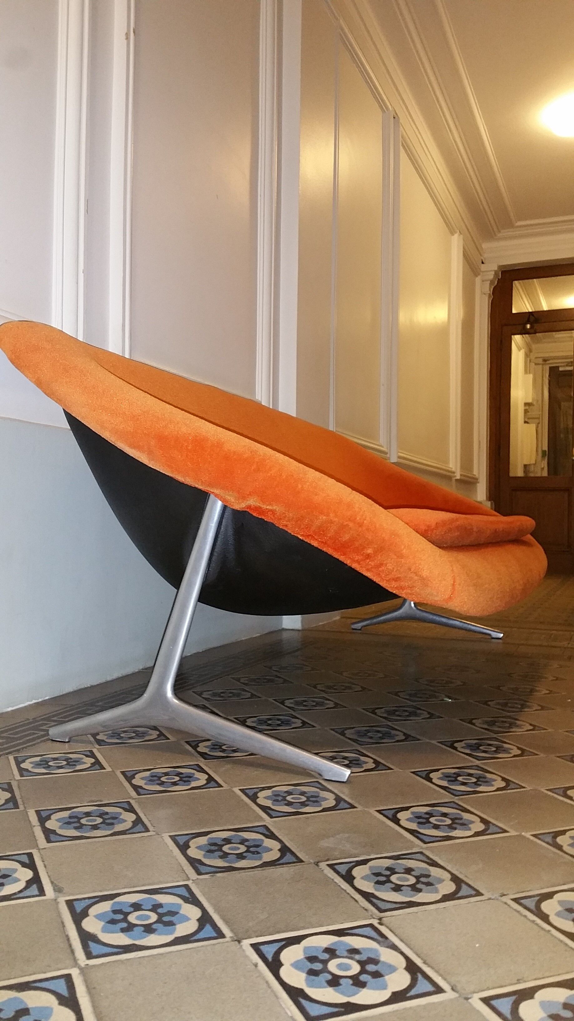 Couch Egg sculptural fibreglass of Walter S. Chenery for Lurashell