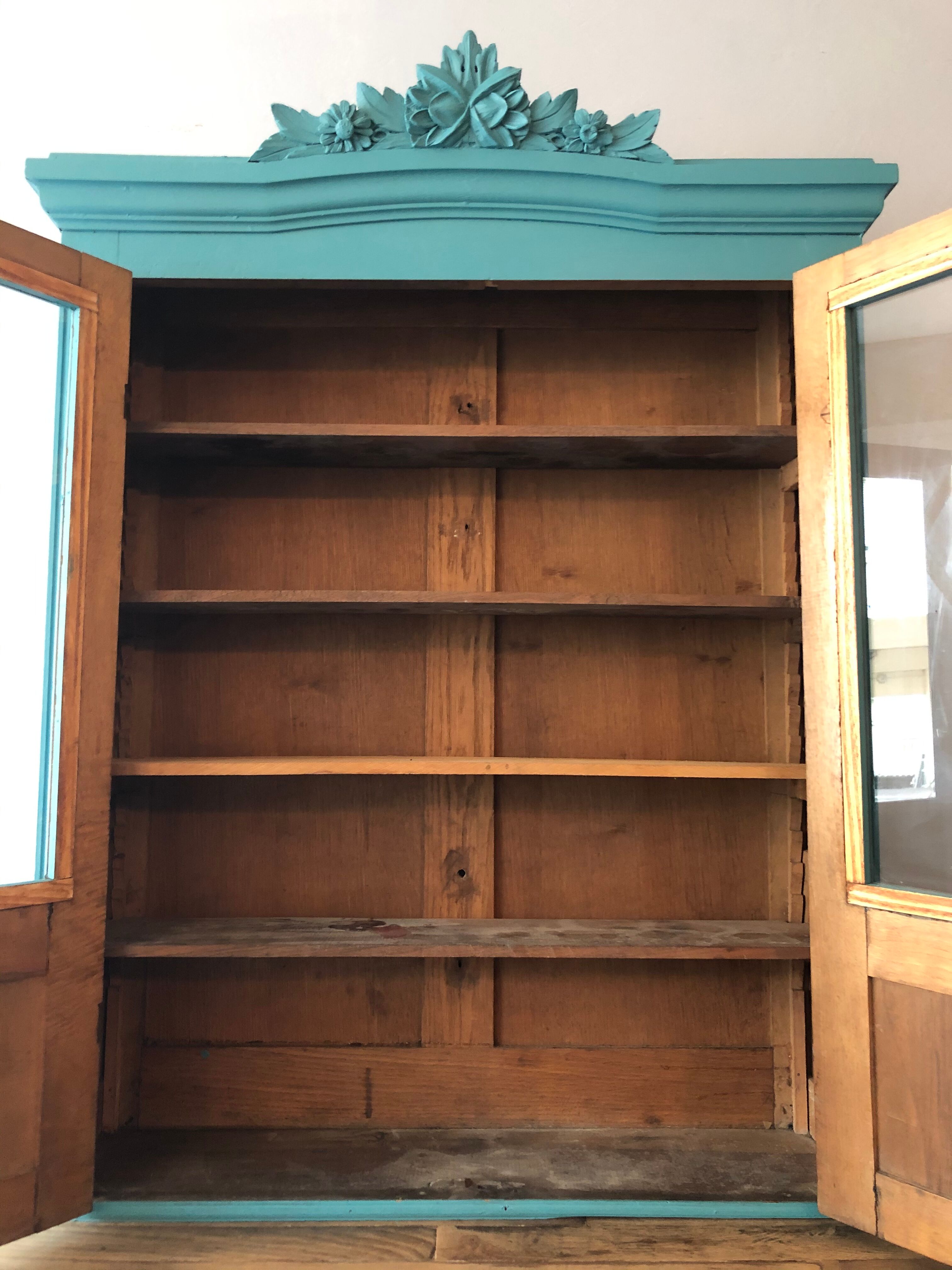 Showcase to be placed or hung