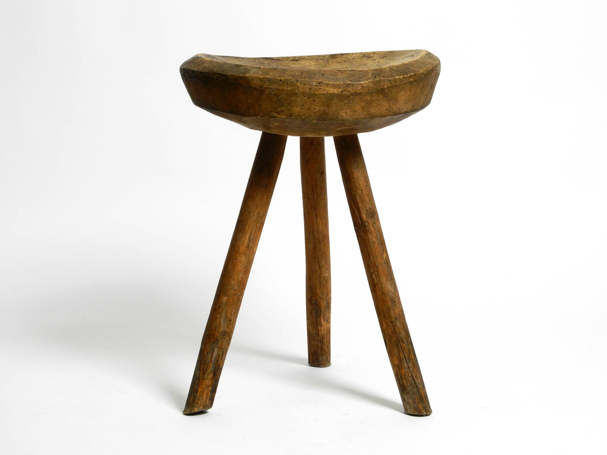 Tabouret en bois massif à trois pieds, sculpté à la main des années 1900, avec une patine fantastique.