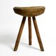 Tabouret en bois massif à trois pieds, sculpté à la main des années 1900, avec une patine fantastique.