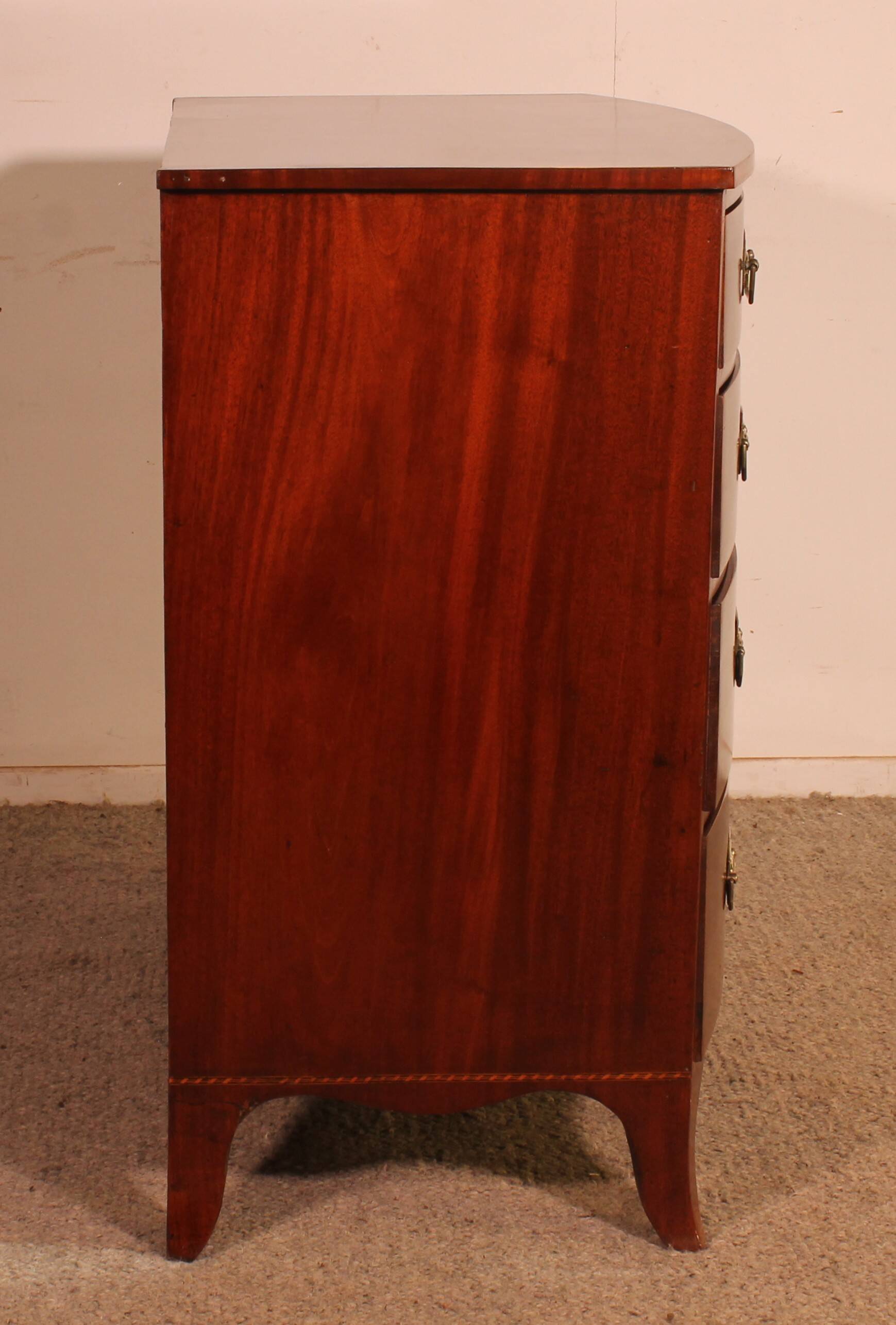 Commode bombée en acajou et incrustations, circa 1800