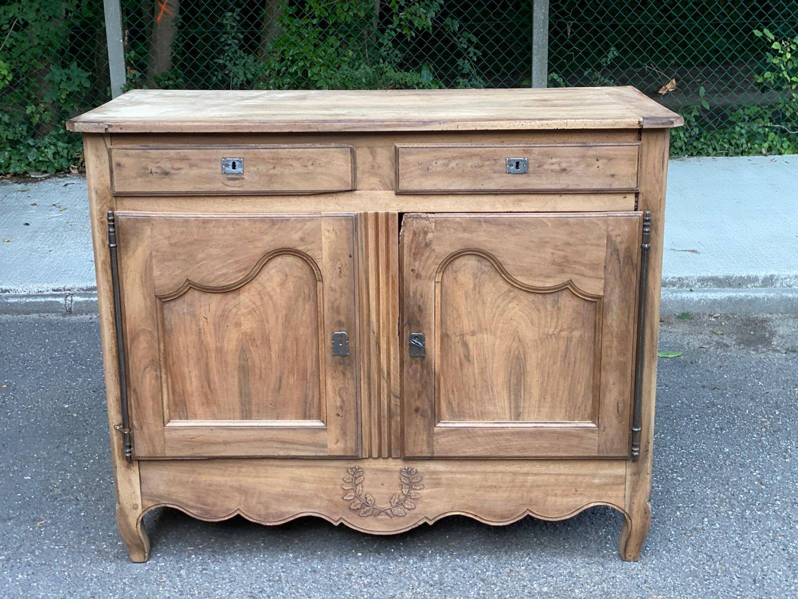 Louis XV buffet renovated in solid oak from the 18th century.