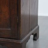 Charmant et intemporel meuble-commode ancien en chêne anglais du début du XIXe siècle, avec deux portes et une serrure fonctionnelle.