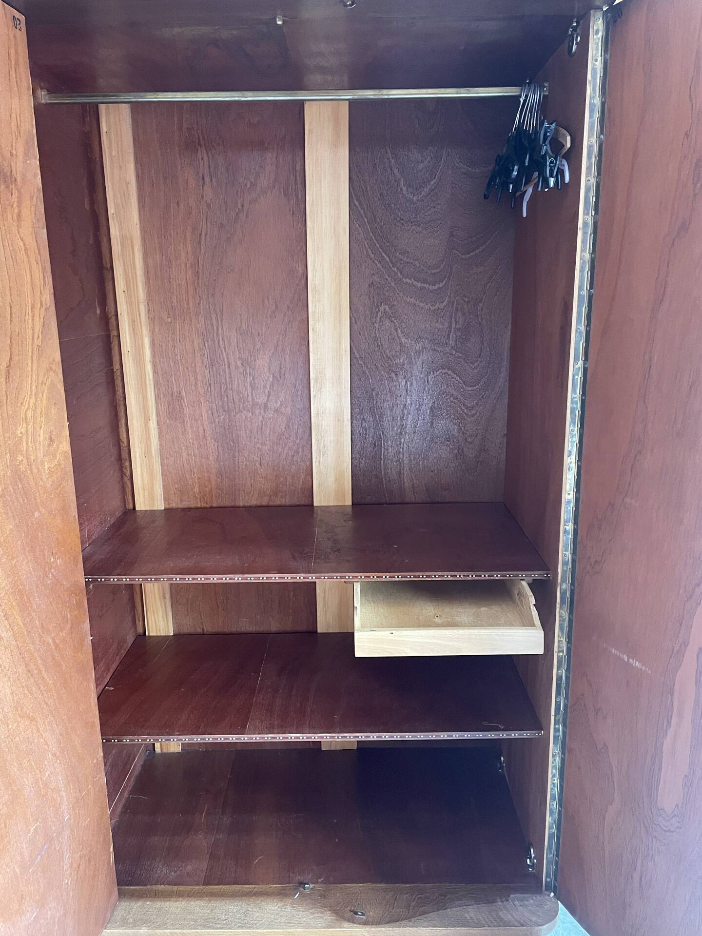 Armoire en chêne massif (1930–1950)