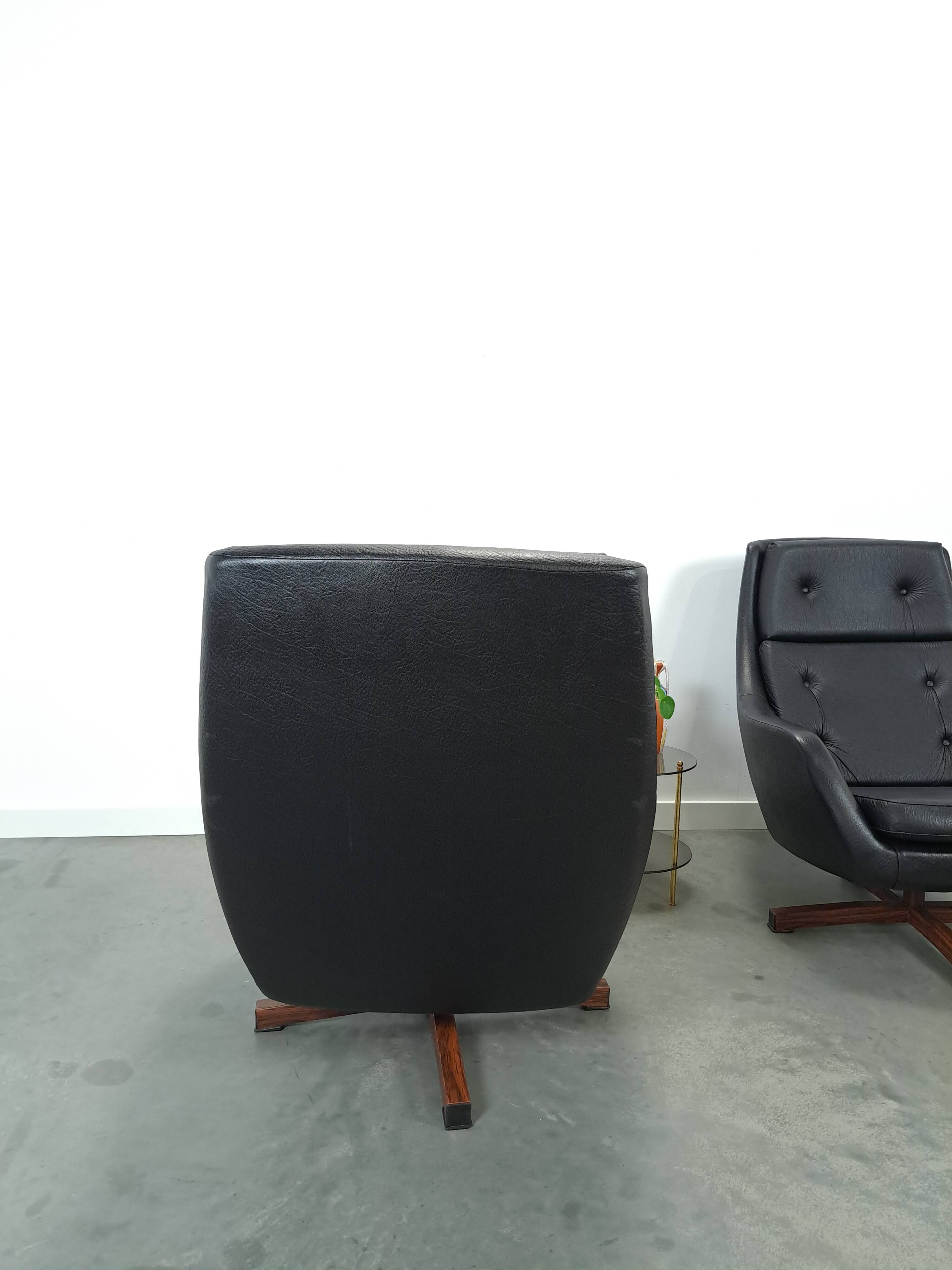 Fauteuil pivotant en similicuir noir provenant de Suède