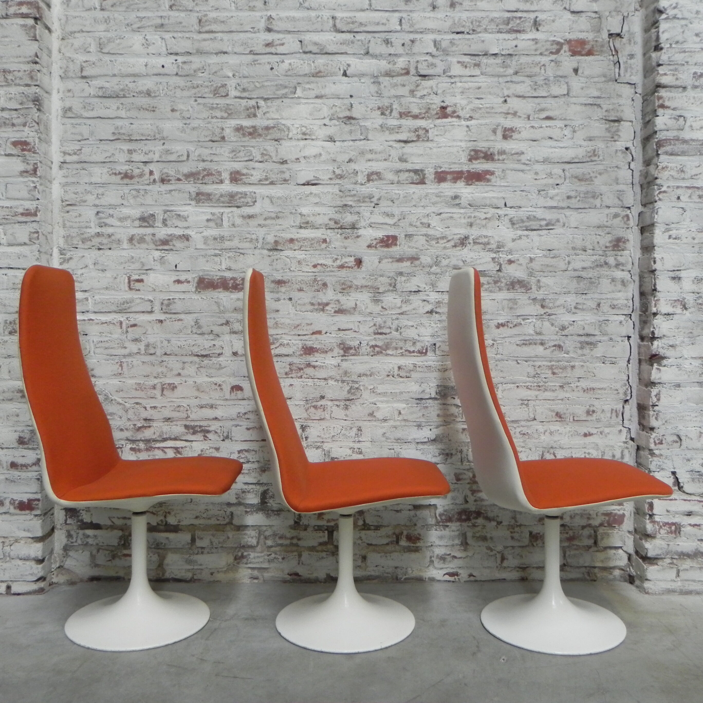 3 Vintage swivel tulip chairs