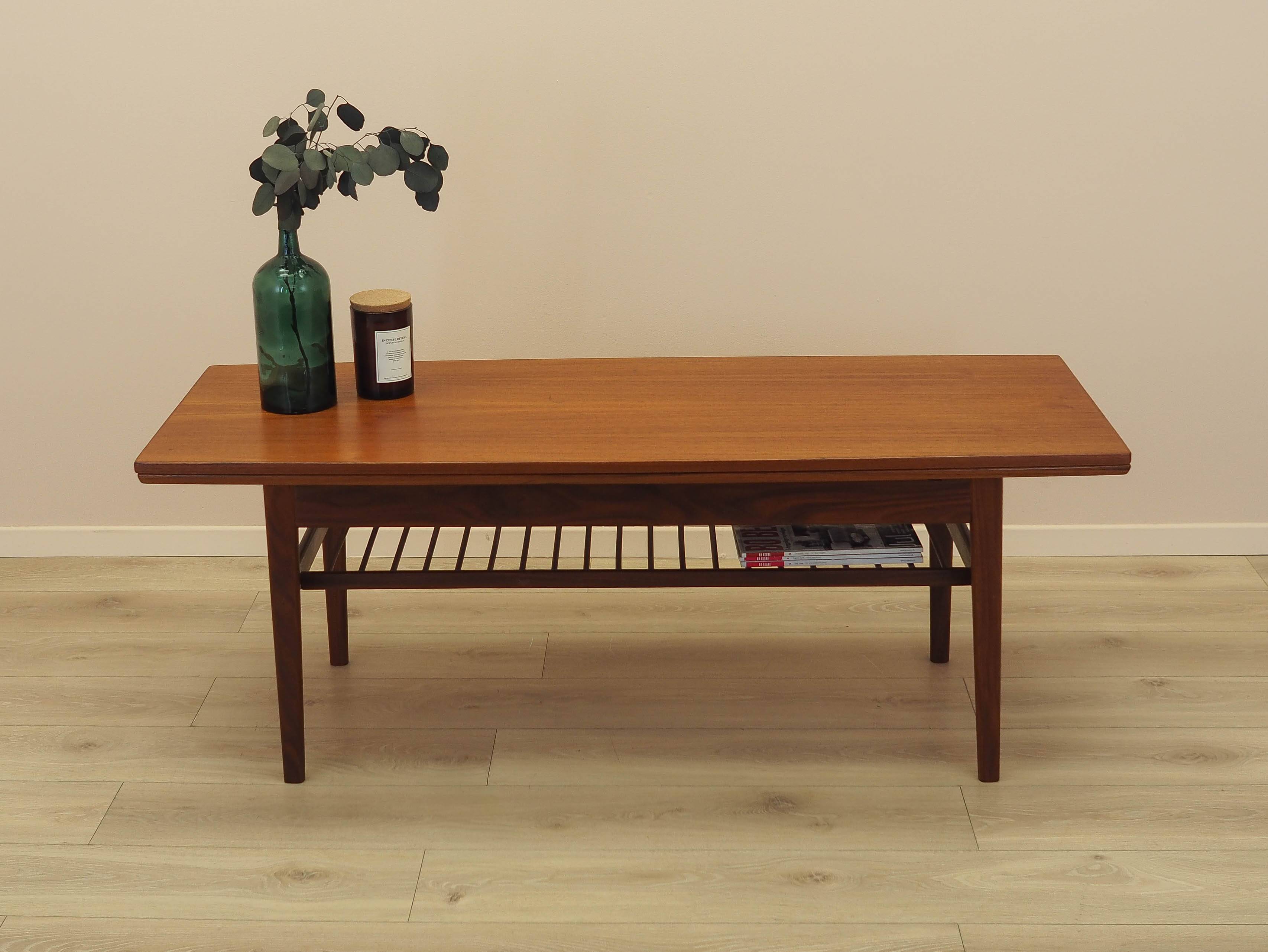 Table basse en teck danois avec étagère, années 1960