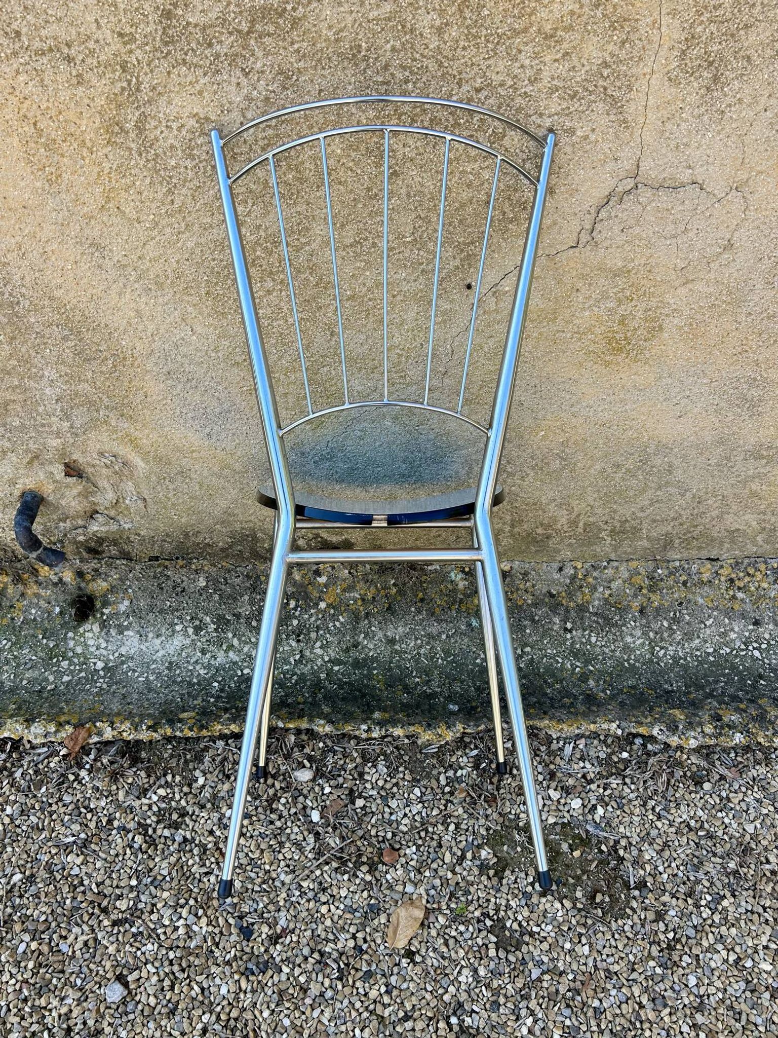 Chaise chromée en Formica bleue