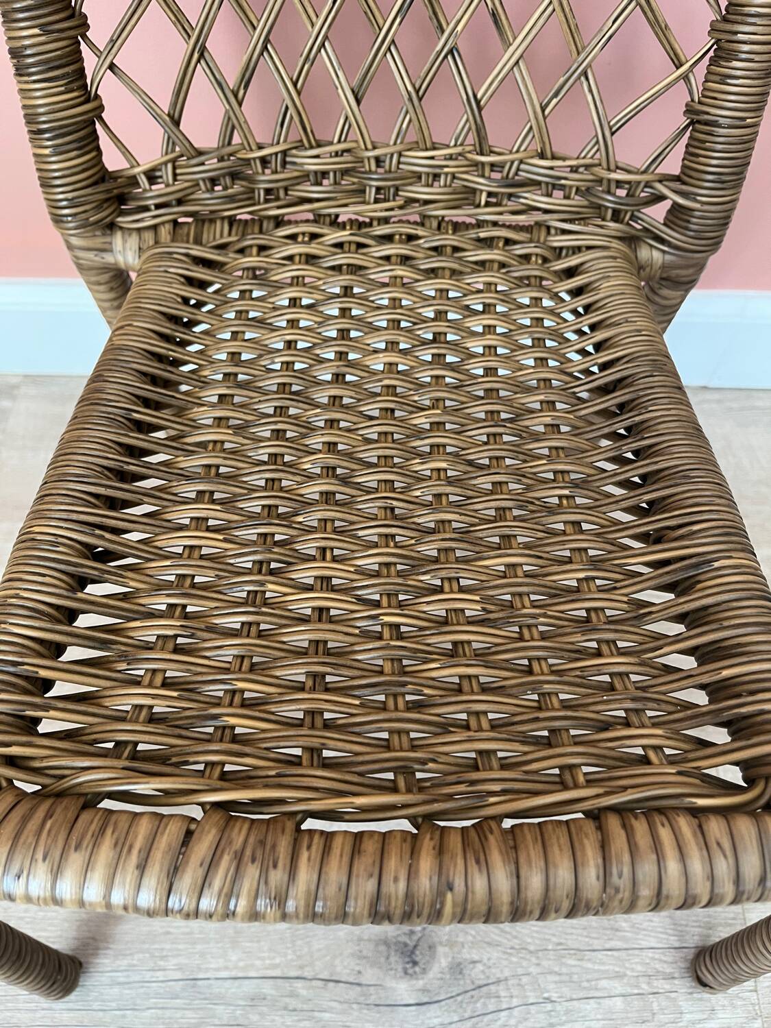 Small children's chair in beige scoubidou.