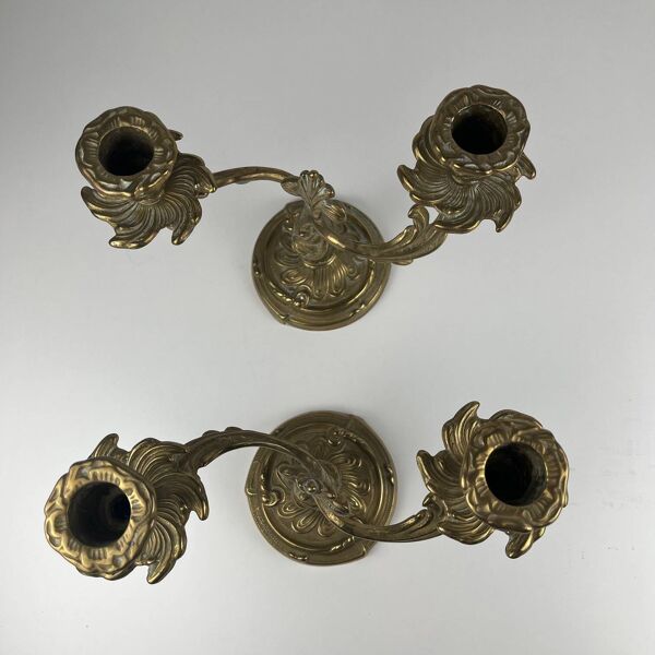 Paire de bougeoirs en laiton doré à deux bras – Style Louis XV rococo