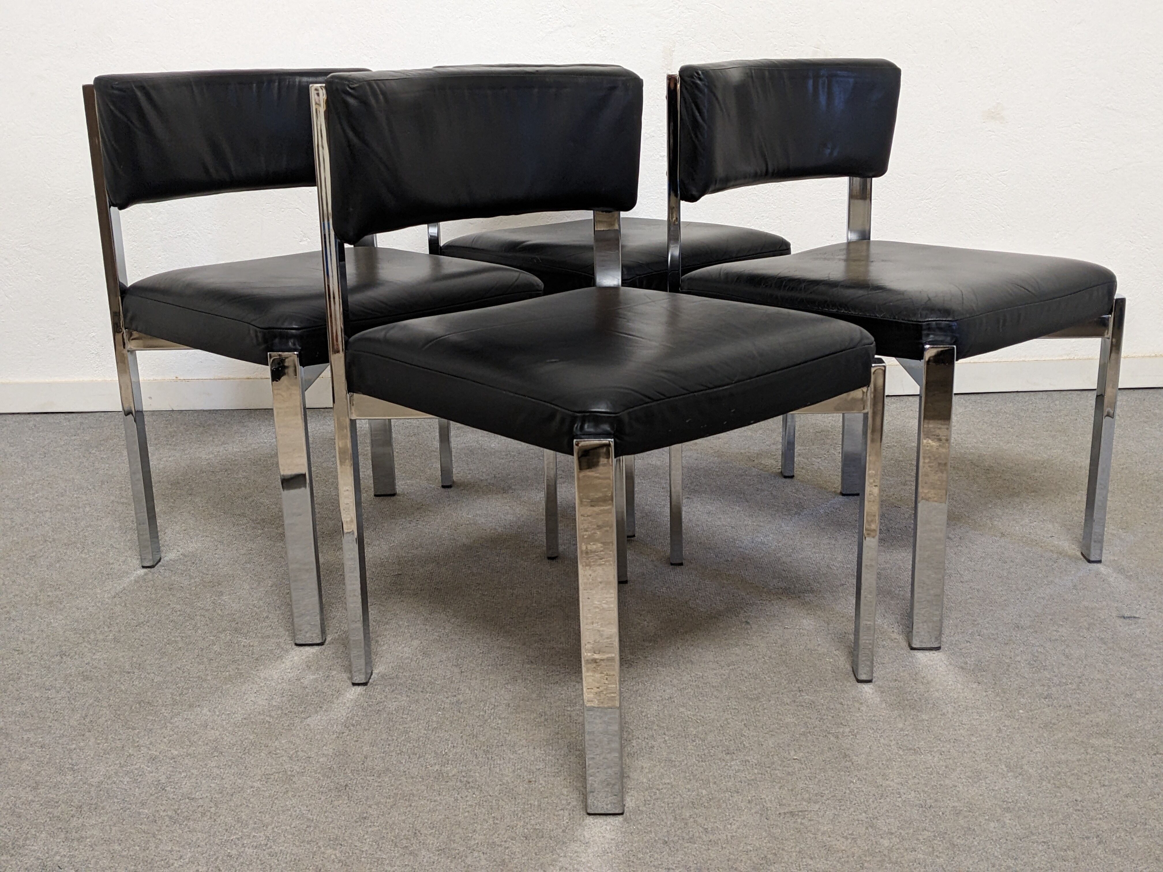 Série de 4 chaises en cuir et acier chromé Roche Bobois des années 70