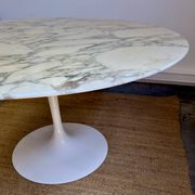 Tulip Knoll International Table by Eero Saarinen – Round marble top