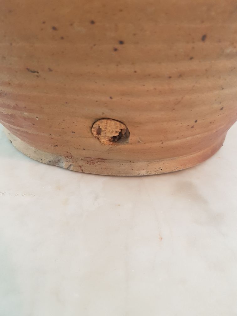 Oil jar in varnished sandstone