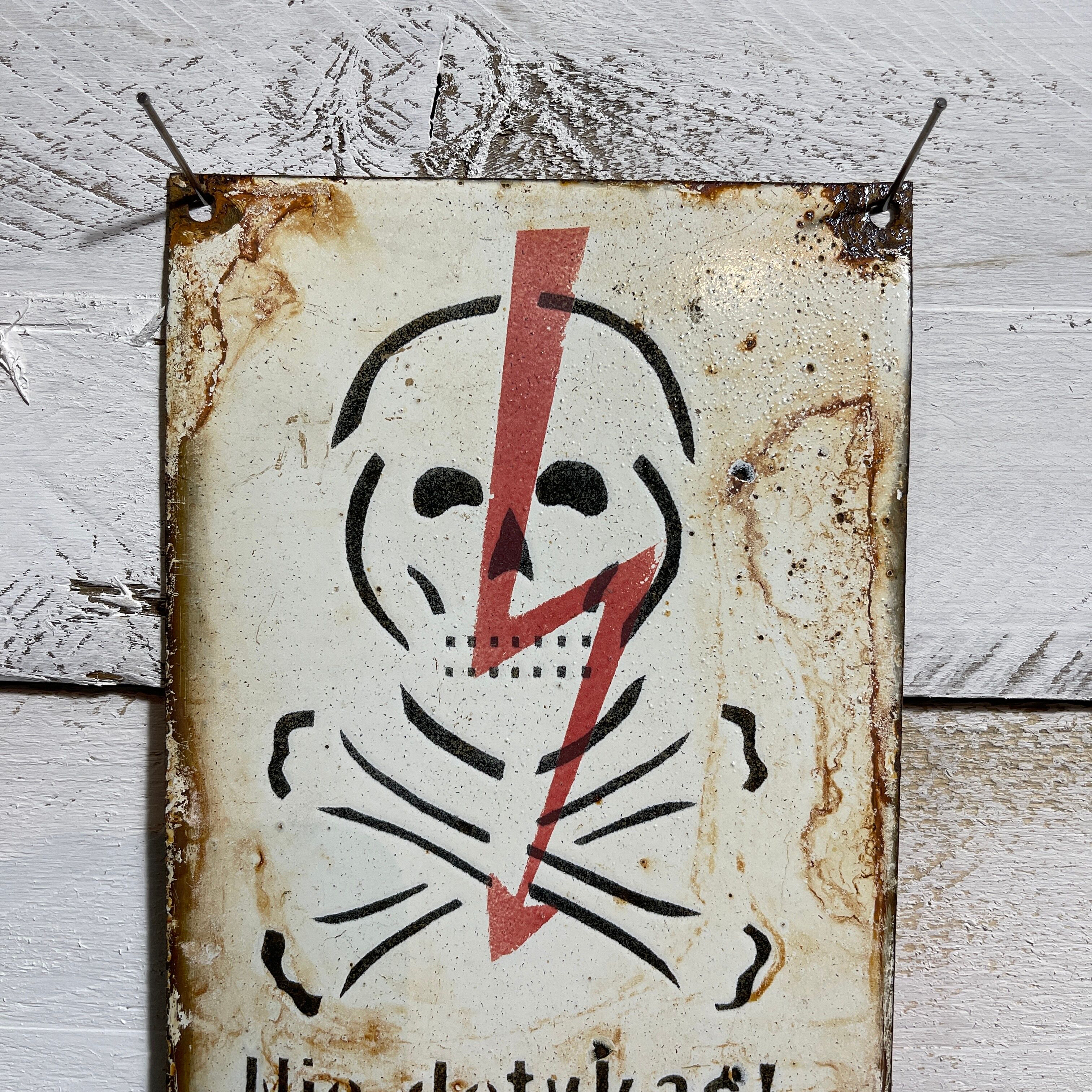 Enamelled plate danger skull