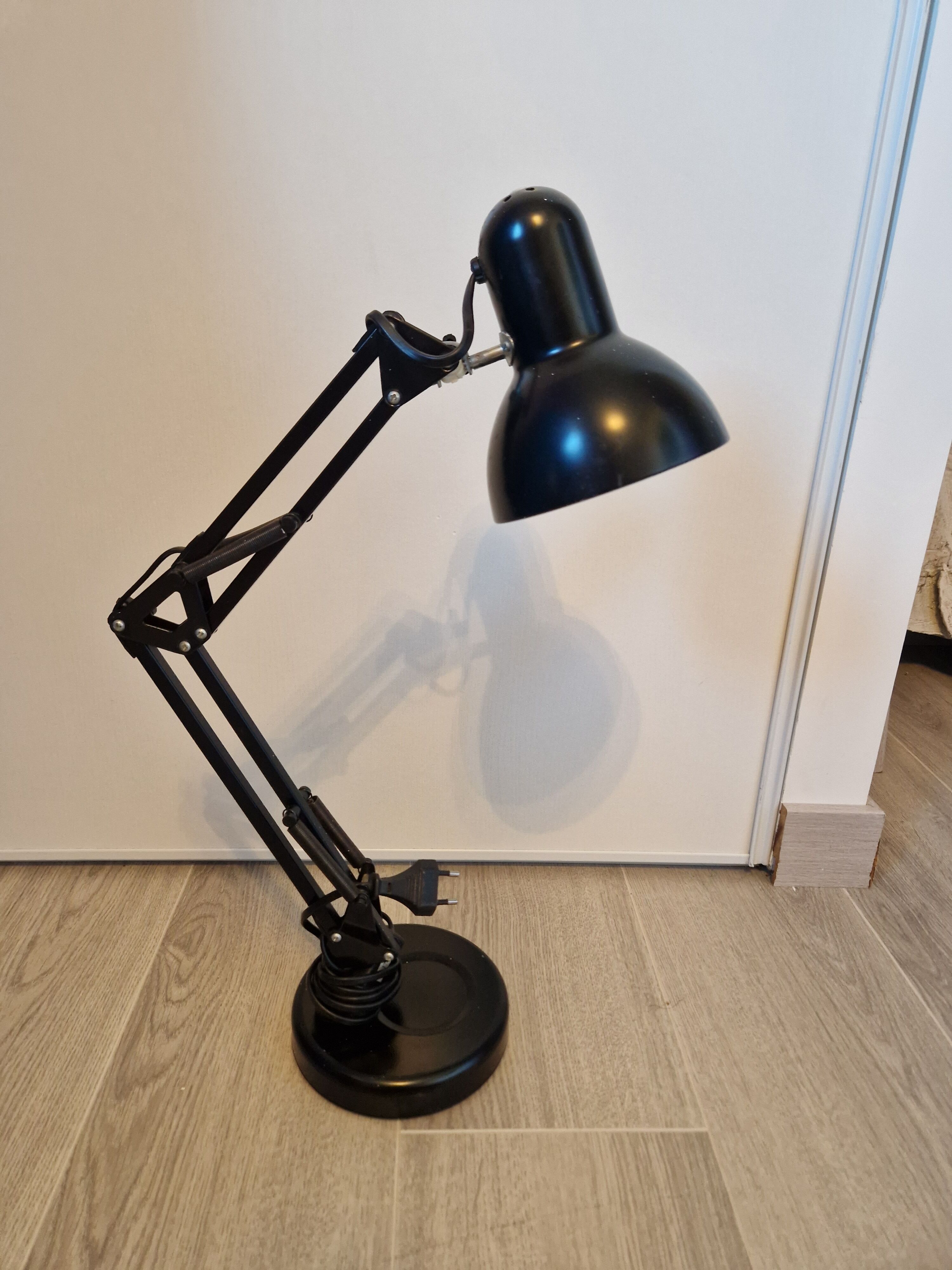 Black vintage articulated desk lamp