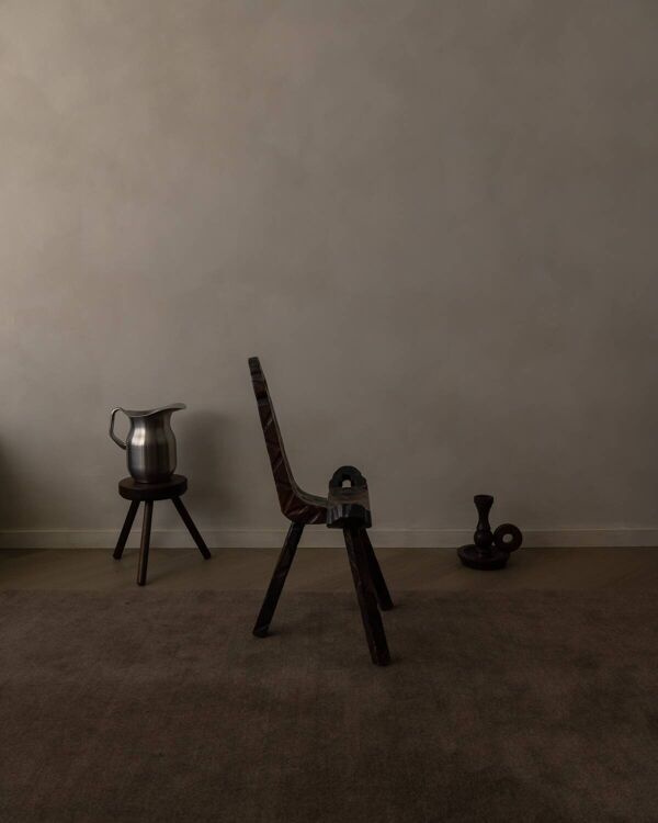 Chaise tripod brutaliste espagnole en bois massif sculpté