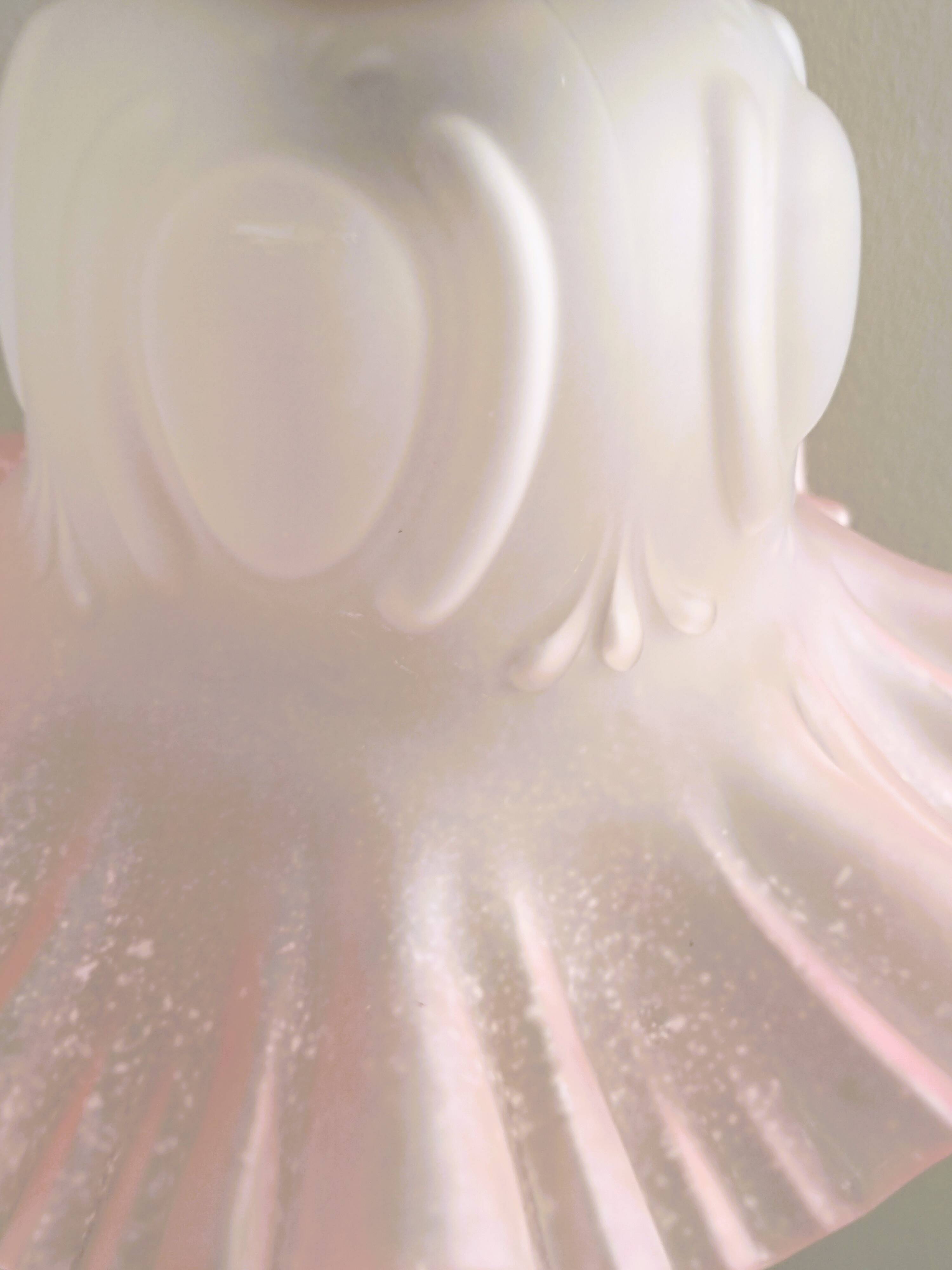 Tulip-shaped pendant light in white and pink glass