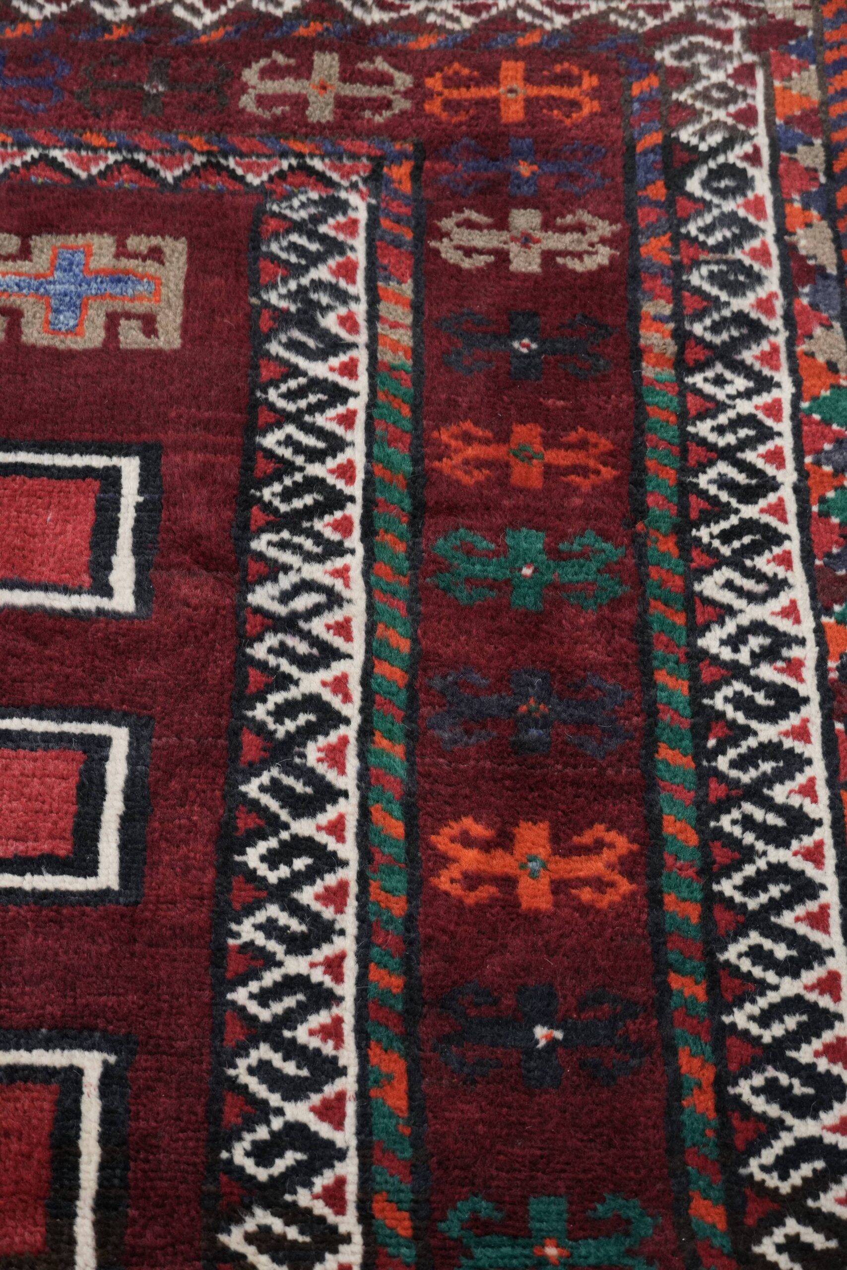 Hand-knotted rug of 308x210cm in oriental style with mainly red colours