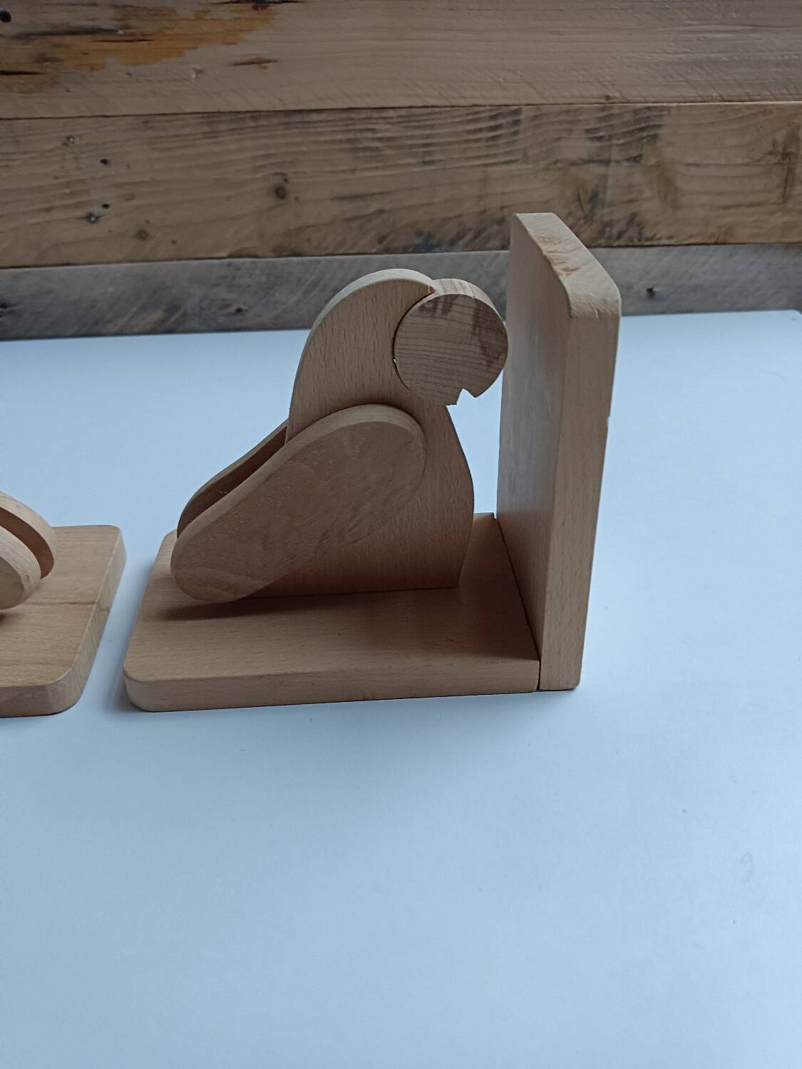 Serre-livres en bois brut figurant des oiseaux