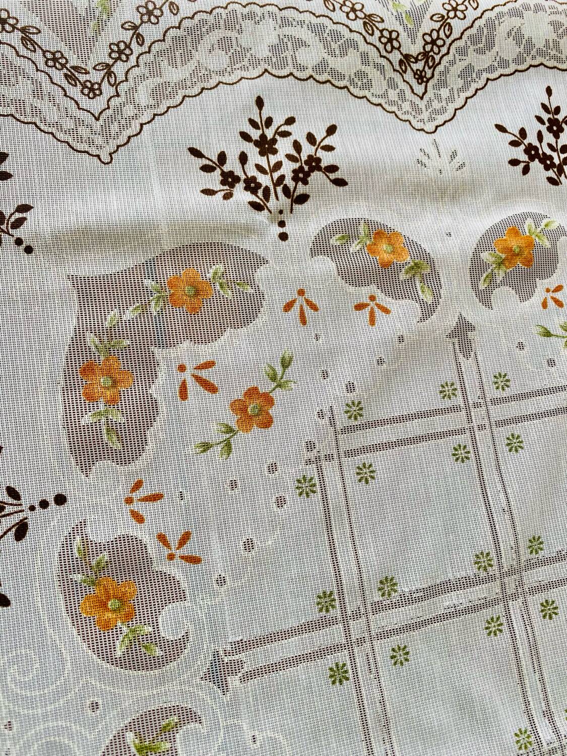 Vintage tablecloth and 6 napkins
