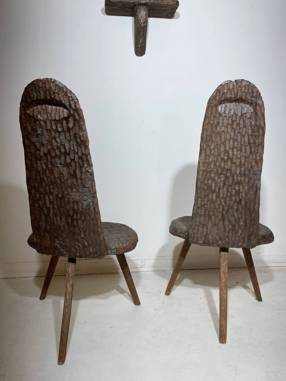Paire de chaises religieuses et 1 applique