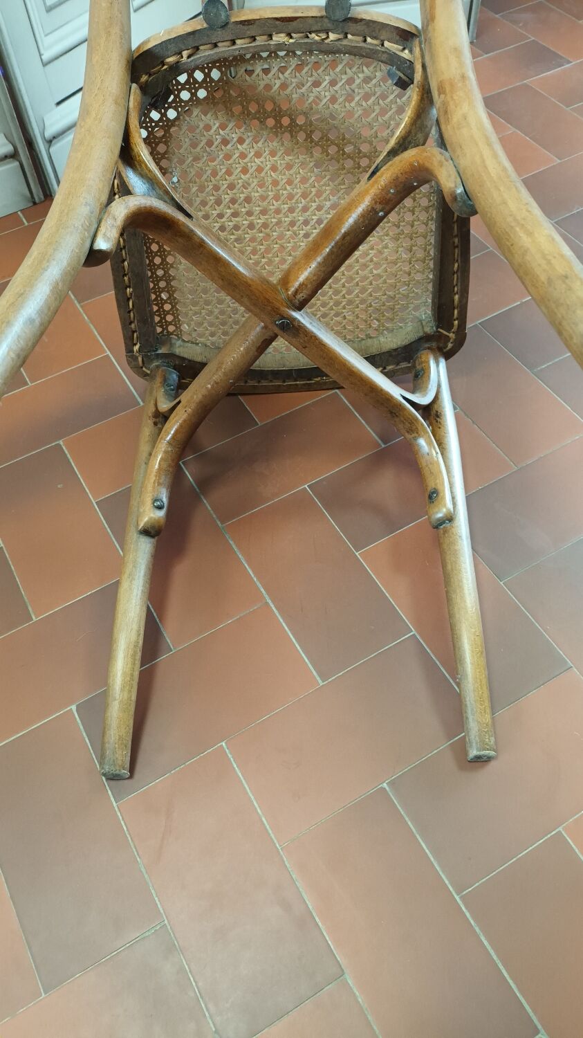 Curved wood bistro chair