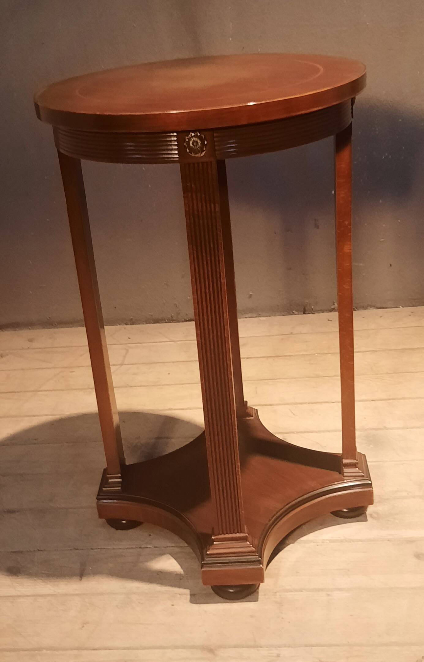 Varnished round gueridon