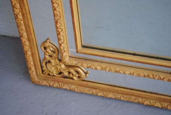 Glace à pare-close de style régence en bois doré