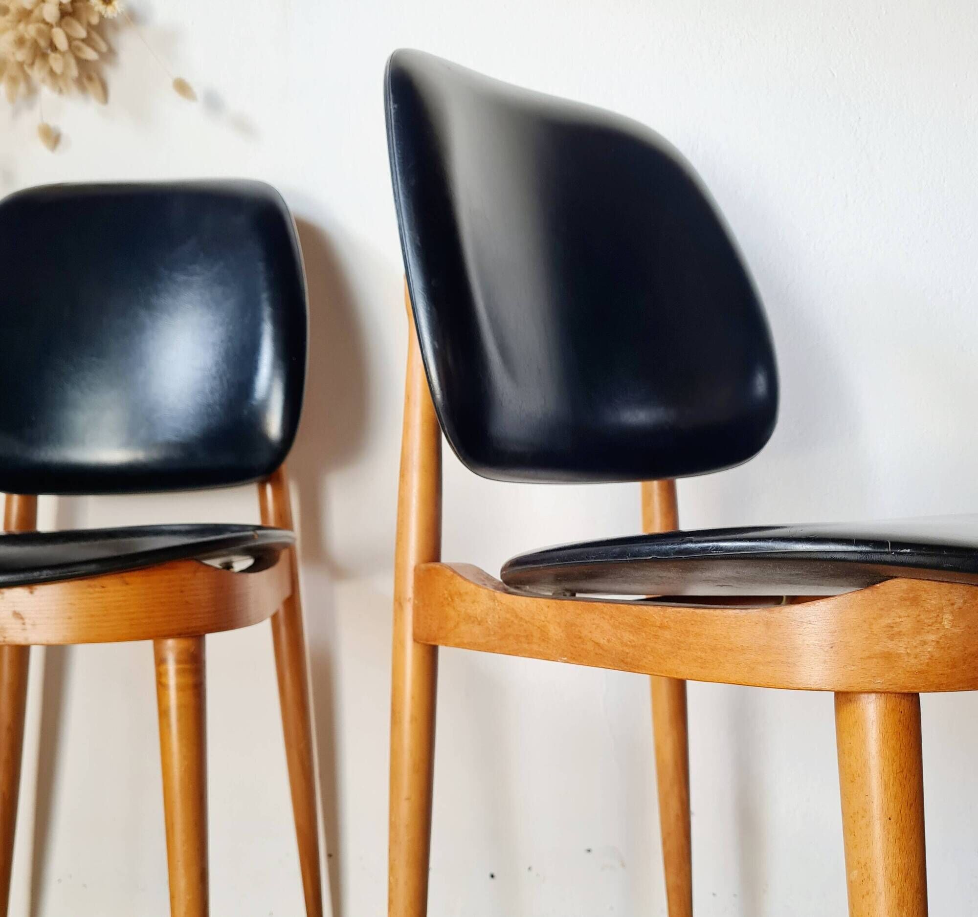 Paire de chaises vintage 1960 – Pieds compas & Simili-cuir noir