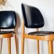 Paire de chaises vintage 1960 – Pieds compas & Simili-cuir noir