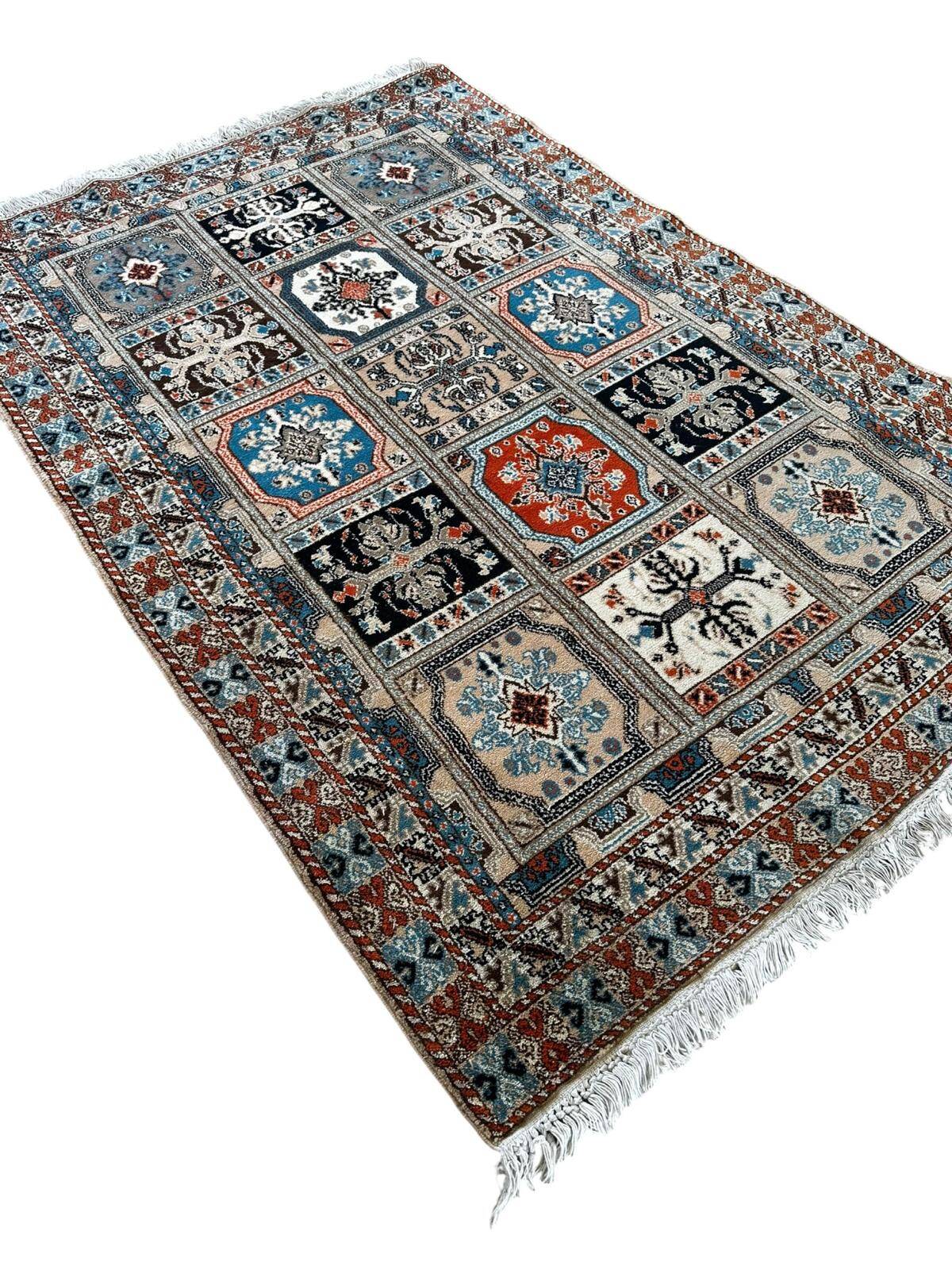 Moroccan rug made of pure wool and handmade, 220cm x 150cm.