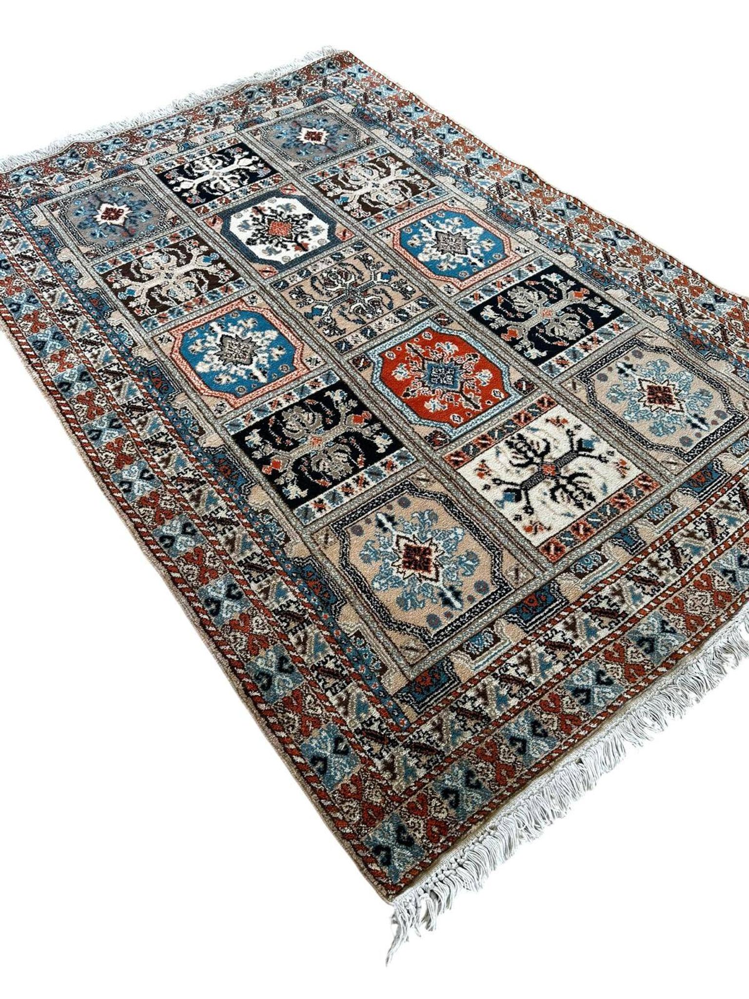Moroccan rug made of pure wool and handmade, 220cm x 150cm.