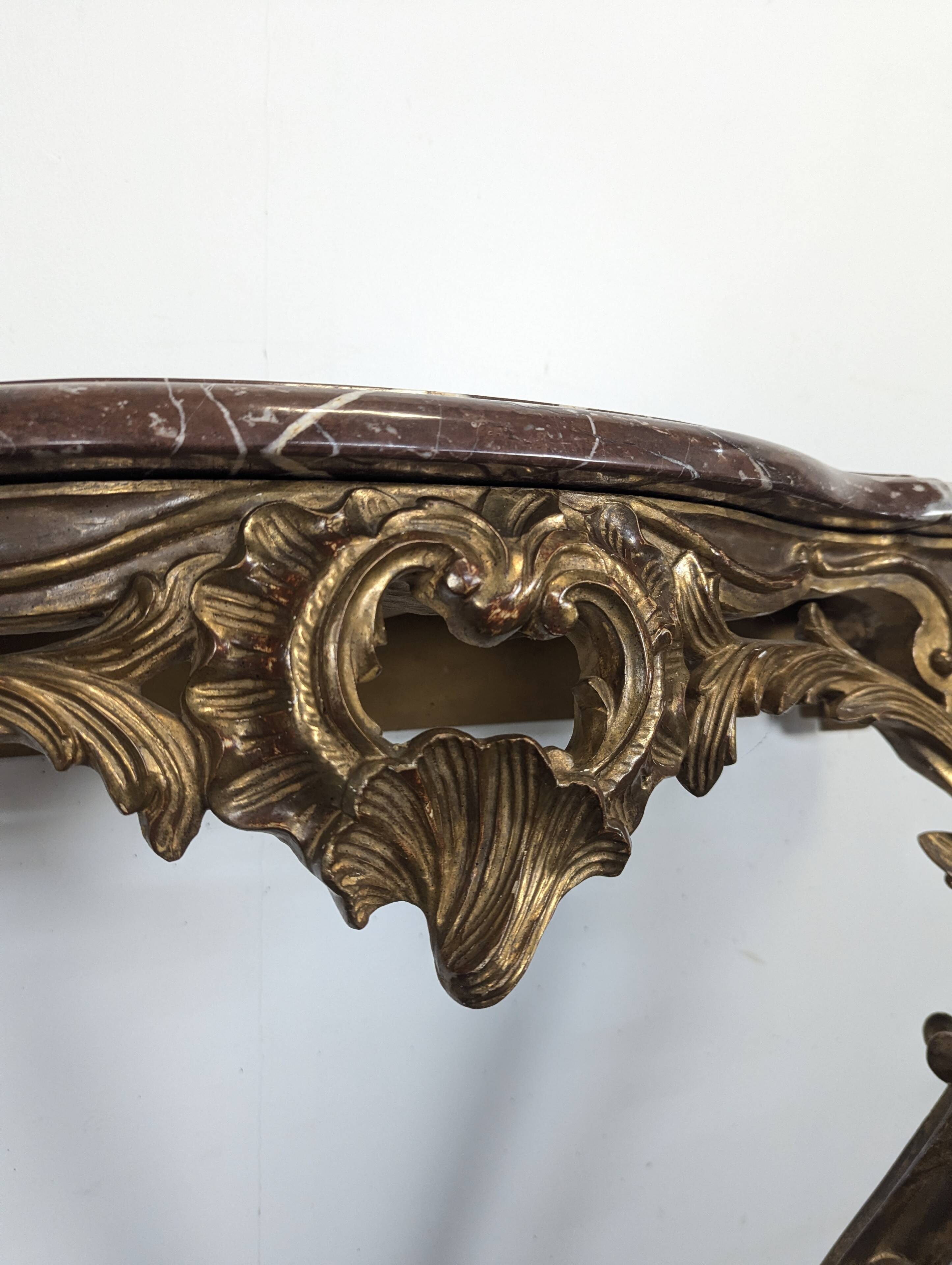 Console Louis XV en bois doré sculpté dessus marbre rouge