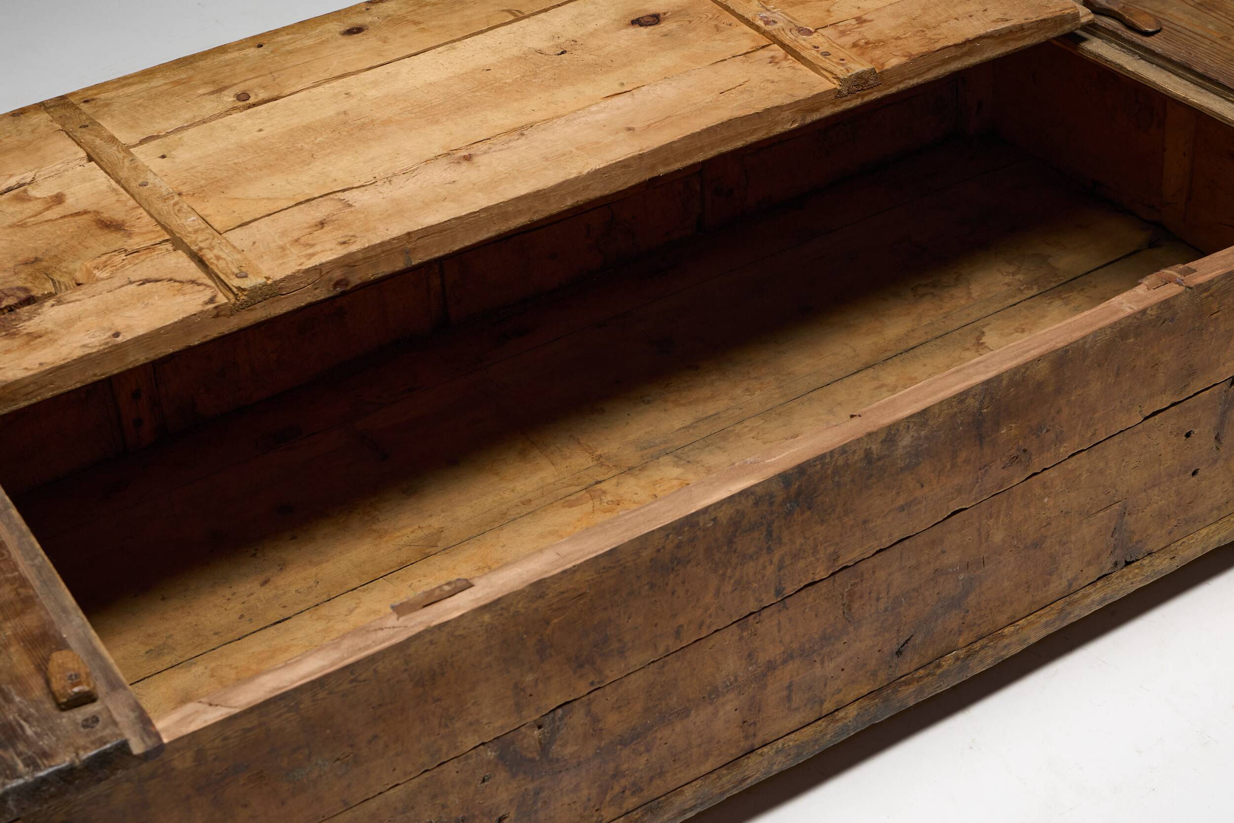 Table basse en chêne rustique vernaculaire, France, 20e siècle