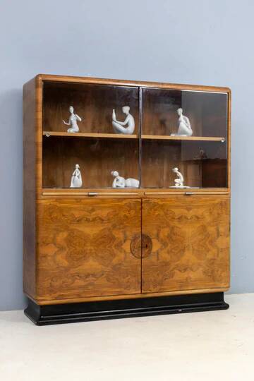 Vitrine Art Déco attribuée à Jindřich Halabala, placage de noyer, années 1930, Tchécoslovaquie