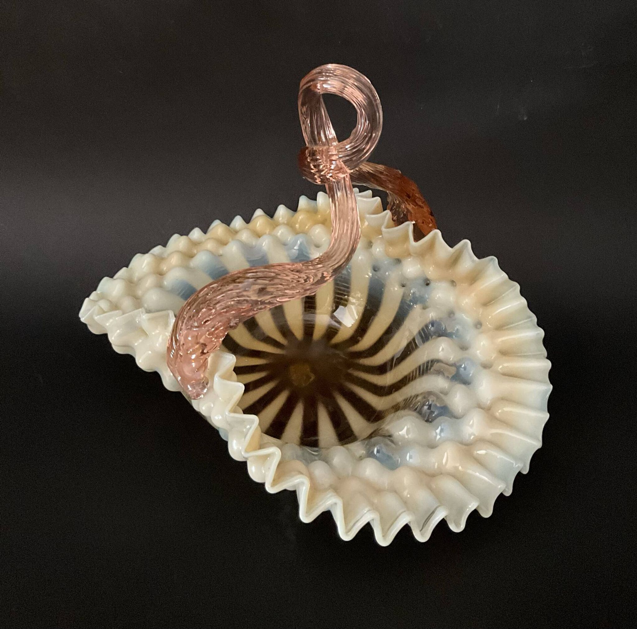 Corbeille Murano en verre soufflé opalin, Italie, années 1950-1960
