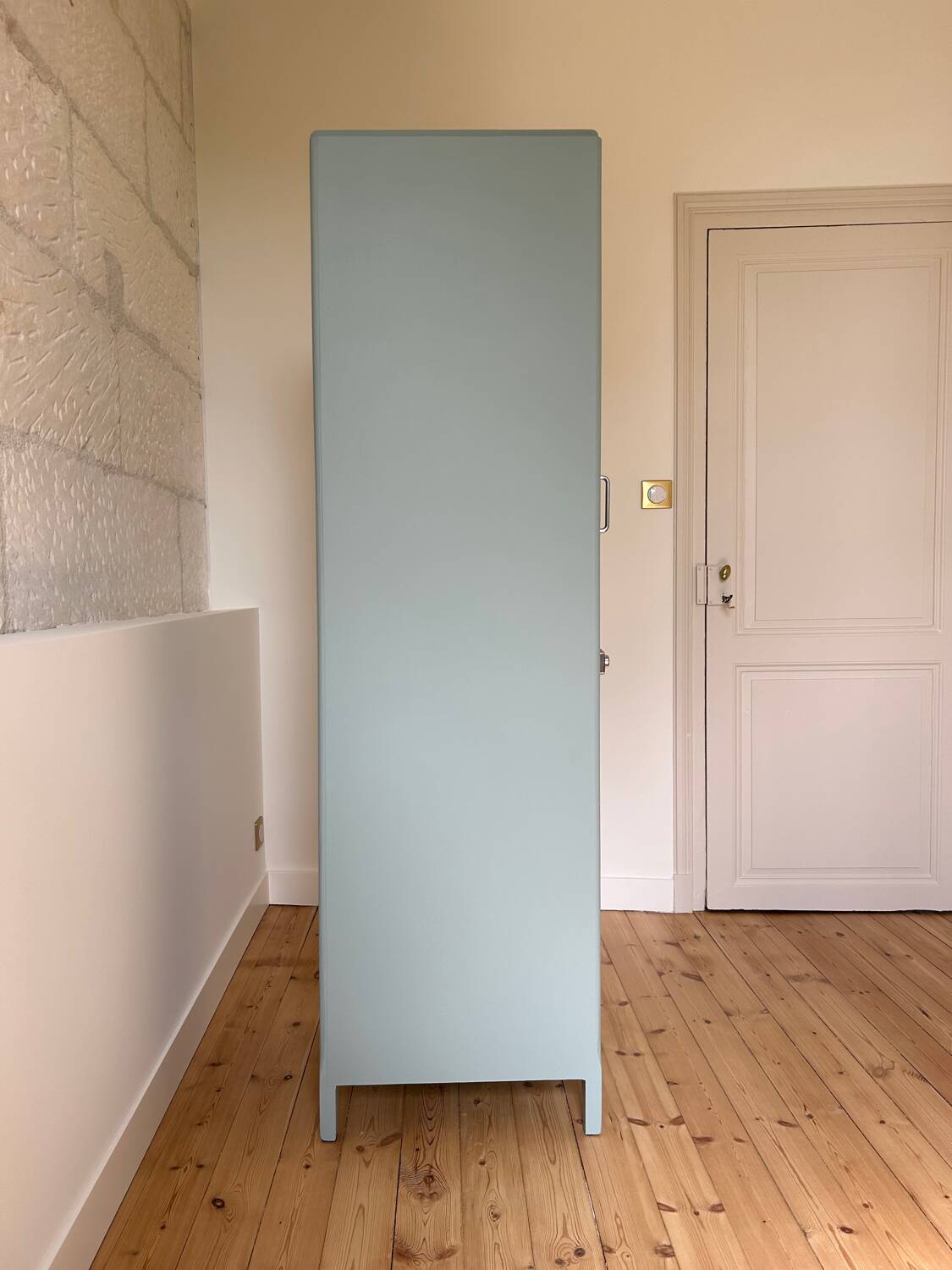 1-door wardrobe / locker room revisited in Almond (Resource)